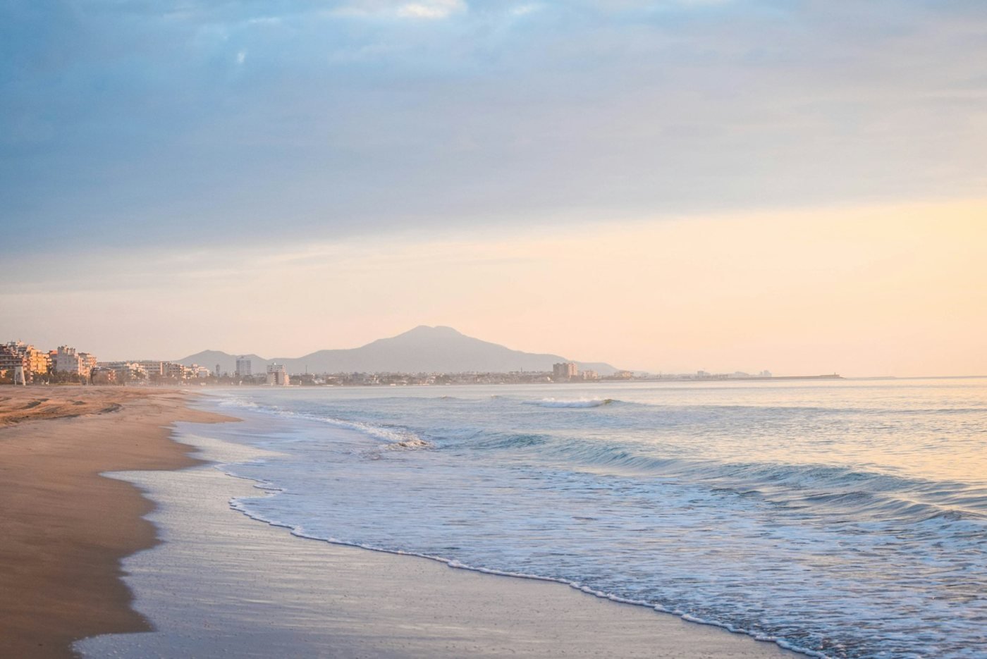 Playa al amanecer en la costa mediterránea española
